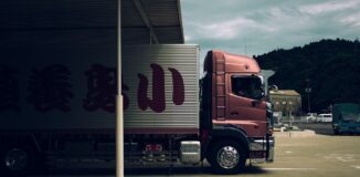 ciezarowka pod wiata