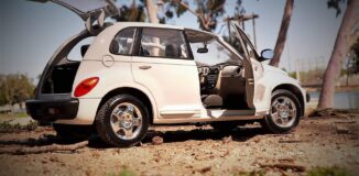 Bialy-samochod-z-otwartymi-drzwiami