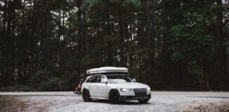 Biale-audi-na-snieznym-tle