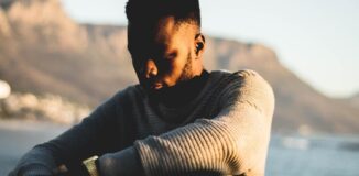 Mezczyna-czarnoskory-na-zewnatrz